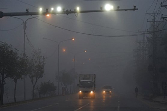 پنجاب:دھند کا راج برقرار،اہم شاہراہیں بند،ٹرینیں تاخیر کا شکار،پروازیں بھی متاثر