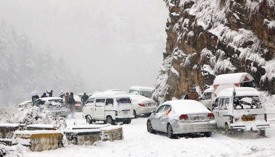 آزادکشمیرکے مختلف اضلاع میں برفباری سے رابطہ سڑکیں بند