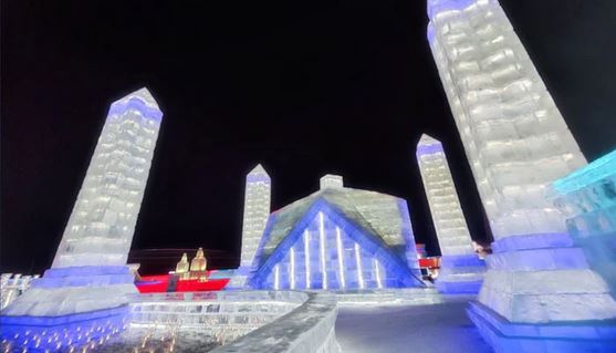 چین کے آئس پارک میں فیصل مسجد کا برف سے بنا مجسمہ توجہ کا مرکز