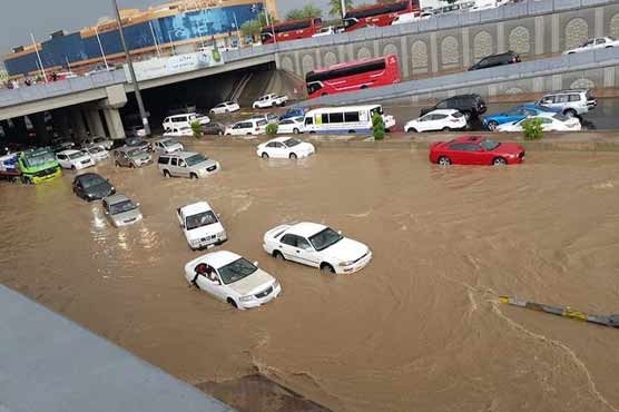 سعودی عرب، موسلادھار بارشوں سے سڑکیں زیر آب، ٹریفک کا نطام درہم برہم
