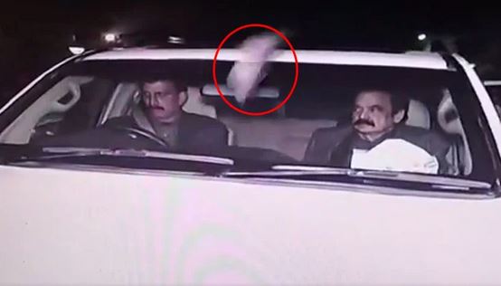 وزیر داخلہ رانا ثنا اللہ کی گاڑی پر جوتا پھینک دیا گیا