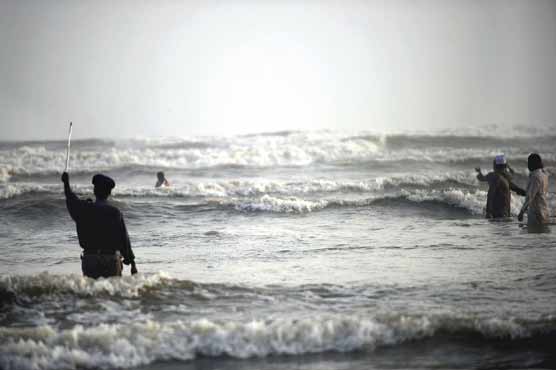 کراچی : سفاک باپ نے دو بچوں کو سمندر میں پھینک دیا