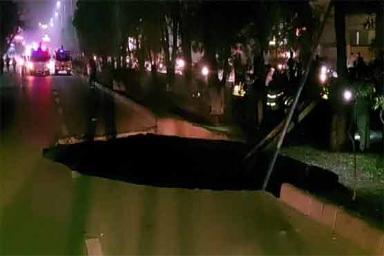 لاہور : جوہر ٹاؤن مین بلیوارڈ روڈ پر پڑے شگاف میں گاڑی جا گری ، 3 افراد زخمی