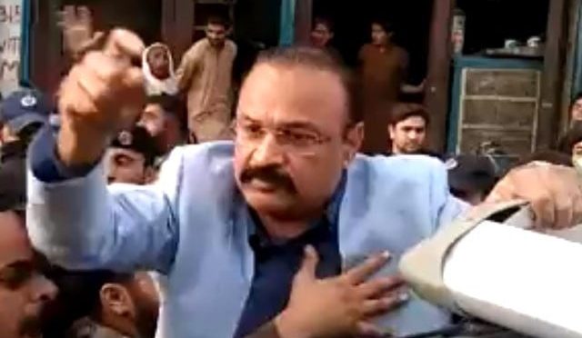 الیکشن کمیشن ہنگامہ آرائی: تحریک انصاف کے عامر ڈوگر اور ن لیگ کے سینیٹر گرفتار