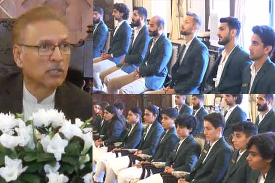 صدر مملکت سے پاکستان کی قومی مرد اور خواتین فٹ بال ٹیموں کے ارکان کی ملاقات