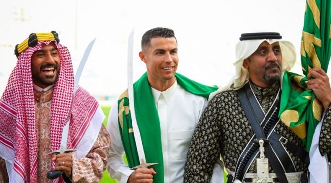 رونالڈو کا عربی گیتوں پر تلواروں کے ساتھ روایتی رقص