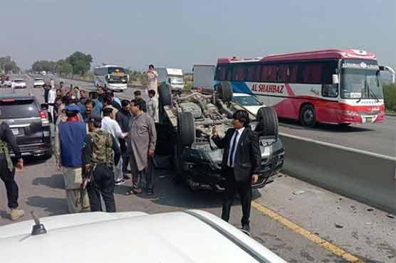 عمران خان کے قافلے میں شامل 3 گاڑیوں کو کلرکہار کے قریب حادثہ
