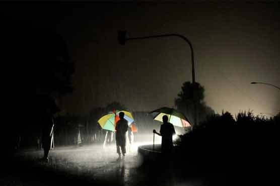 لاہور کے مختلف علاقوں میں بارش سے بجلی کا ترسیلی نظام متاثر