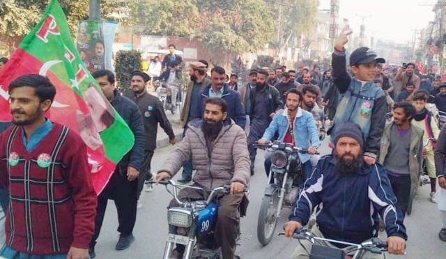 کراچی، لاہور، پشاور سمیت کئی شہروں میں پی ٹی آئی کی ریلیاں، درجنوں کارکن گرفتار