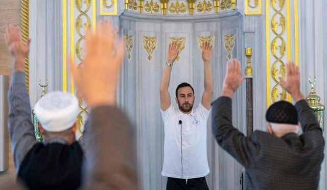 ترکیہ کی مسجد میں ورزش اور فٹنس کی کلاسوں کا آغاز؛ نمازیوں کی شرکت
