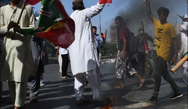 پشاور: نومئی کے مقدمات میں غیر حاضری پر 47 ملزمان کے ناقابل ضمانت وارنٹ جاری