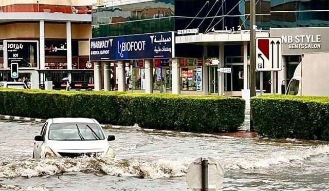 دبئی سمیت متحدہ عرب امارات میں گرج چمک کے ساتھ طوفانی بارش