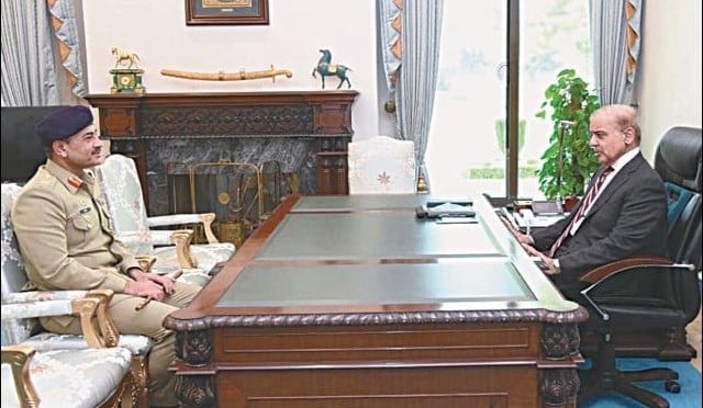 وزیراعظم اور آرمی چیف کے درمیان ملاقات، سیکیورٹی صورتحال پر بات چیت