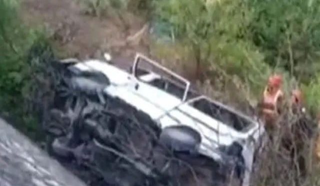 بونیر میں مسافر گاڑی کھائی میں گرنے سے ایک ہی خاندان کے 8 افراد جاں بحق