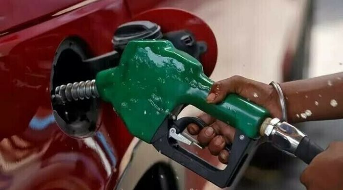 حکومت نے پیٹرول کی قیمت تقریباً 10 روپے بڑھا دی، ڈیزل 3 روپے سستا