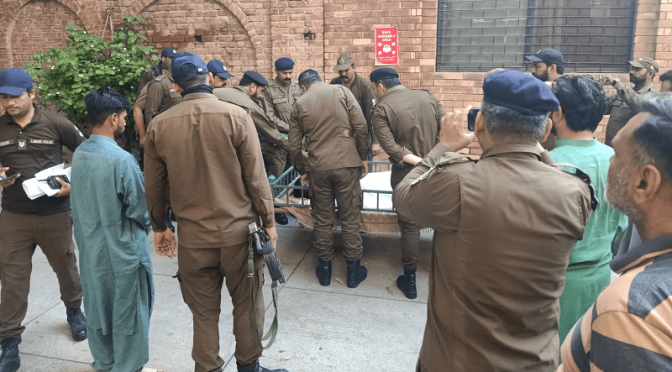 لاہور: پولیس مقابلے میں 2 ڈاکو ہلاک، ایک کانسٹیبل شہید، دوسرا زخمی