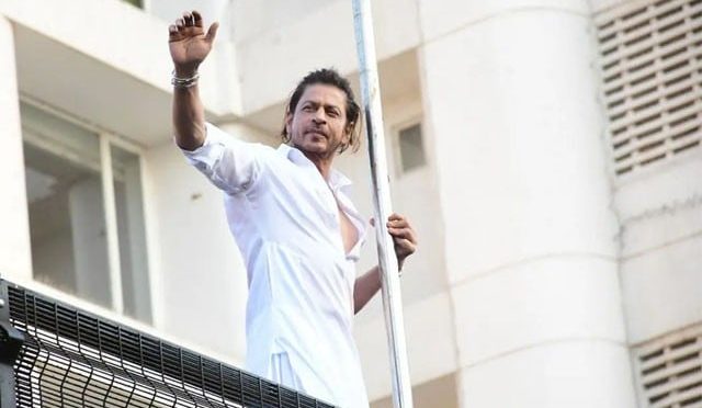 شاہ رخ خان کی گھر منت کی بالکونی سے مداحوں کو عید کی مبارکباد