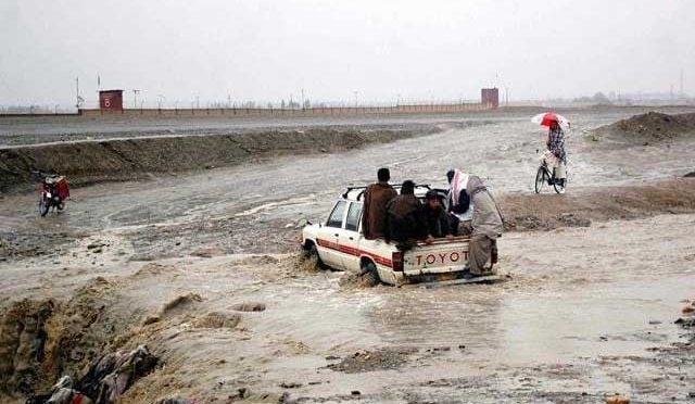بلوچستان میں بارشوں نے تباہی مچادی، جھیل میں شگاف پڑ گیا، تفتان نوشکی چاغی سمیت دیگر 22اضلاع کے نشیبی علاقے زیر آب آگئے