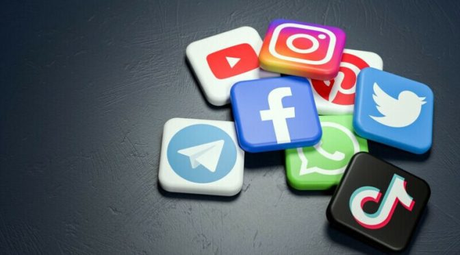 پاکستان میں سوشل میڈیا کے حوالے سے  نئے قوانین بنانے کی تیاری شروع