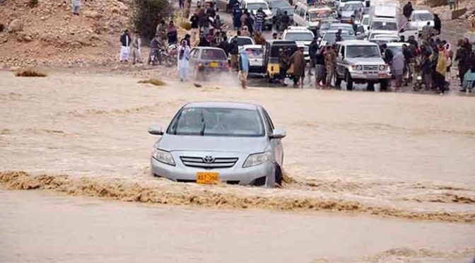 بلوچستان میں ہونیوالی شدید بارشوں کے باعث نشیبی علاقے  زیر آب آ گئے ،گودار اور مکران کا کراچی سے رابطہ منقطع ہو گیا