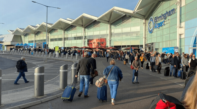 برطانیہ کا سرحدی نظام خراب ہوگیا، ہوائی اڈوں پر مسافروں کا رش