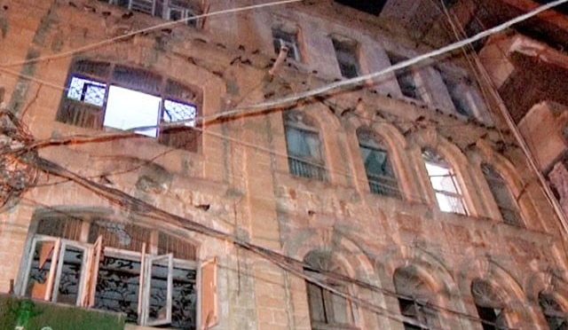 کراچی میں 180 سال پرانی عمارت کا زینہ زمین بوس، پھنسے رہائشیوں کو بچالیا گیا