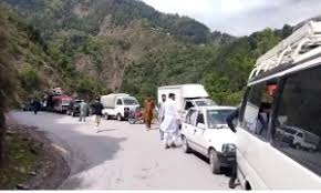 مانسہرہ: شاہراہ کاغان پر لینڈ سلائیڈنگ، سیاح اور مقامی افراد پھنس گئے