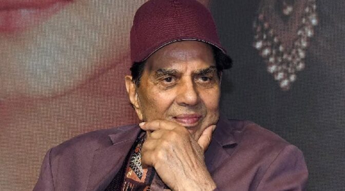 بالی ووڈ کے لیجنڈری اداکار دھرمیندر انتقال کر گئے