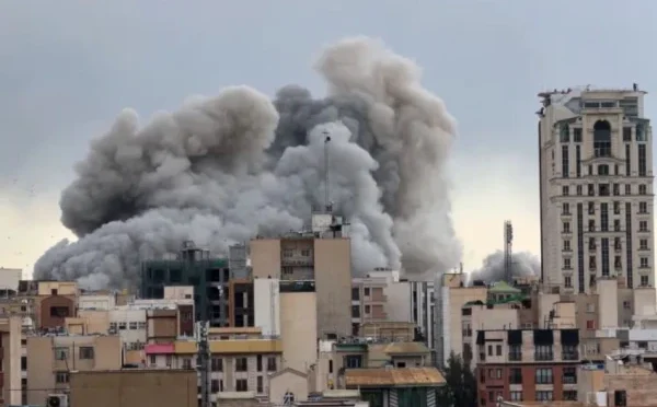 ایران جنگ کا 33واں دن: مختلف تنصیبات پر حملوں میں شدت، سفارتی کشیدگی برقرار