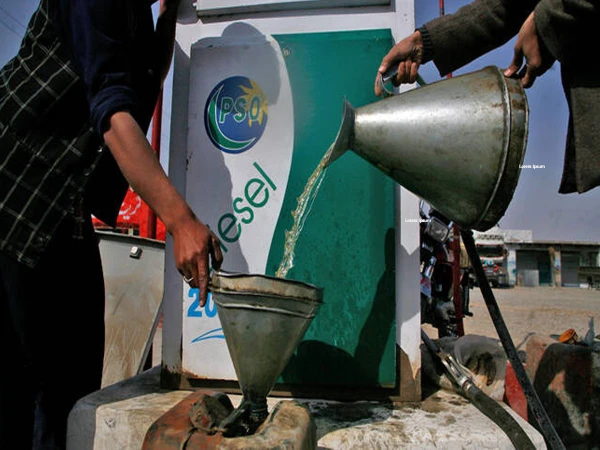 حکومت نے پیٹرول، ڈیزل کی قیمت میں بڑے اضافے کے بعد ایک پیٹرولیم پروڈکٹ کی قیمت میں کمی کردی